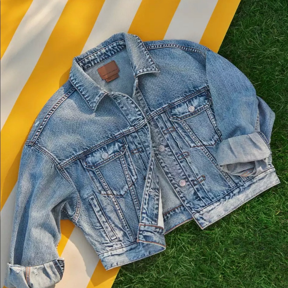 American Eagle Cropped Vintage Denim Jacket